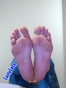 Cam model LustyLucy showing off her big feet. Leading with her size 10.5 soles so that you can see every toe and wrinkle.